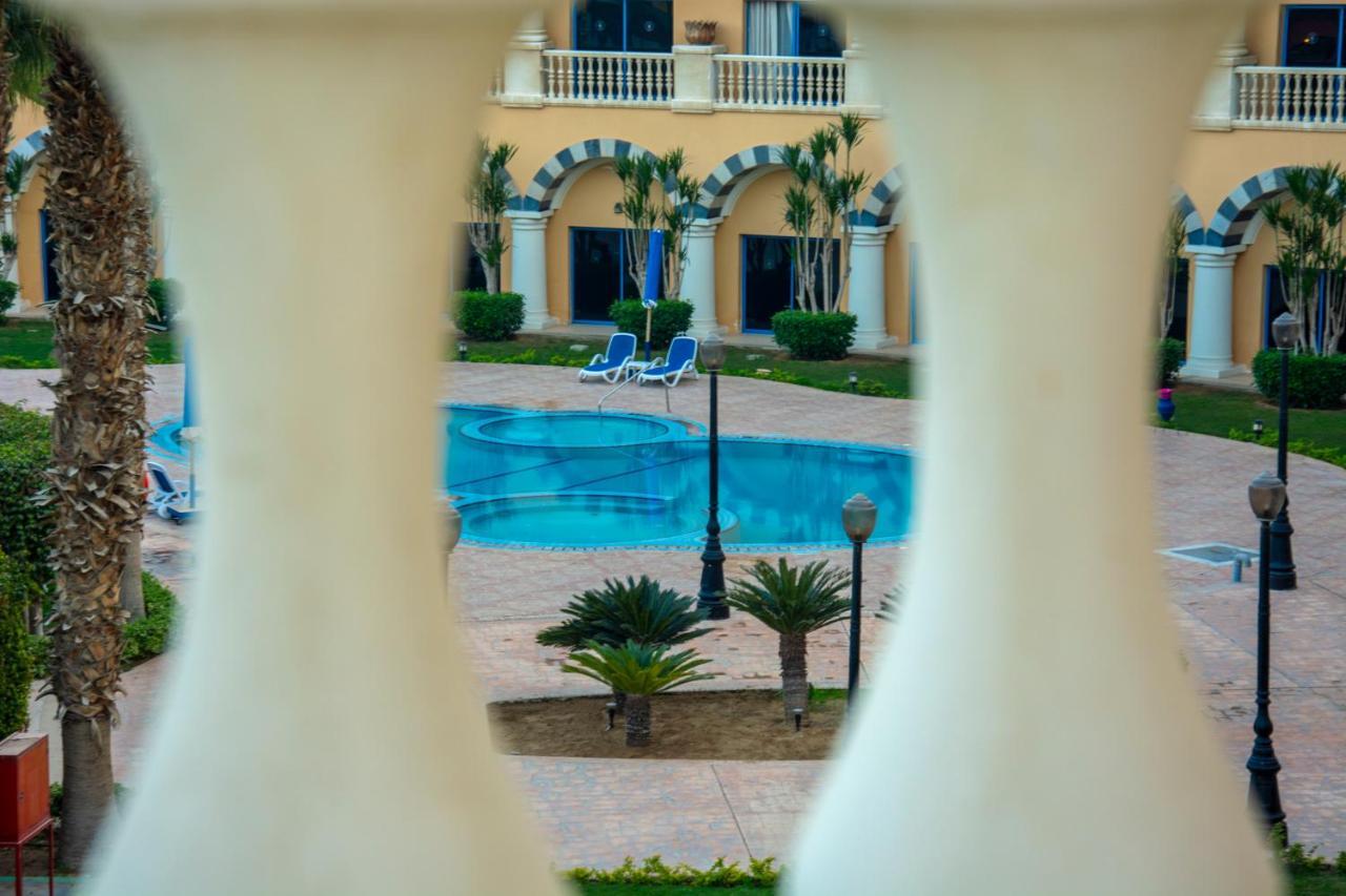 Helnan Dreamland Hotel 6th of October City Exteriör bild The swimming pool at the hotel
