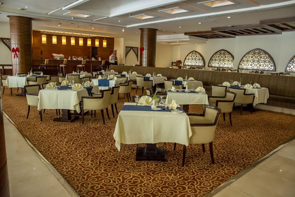 Helnan Dreamland Hotel 6th of October City Exteriör bild The restaurant at the hotel