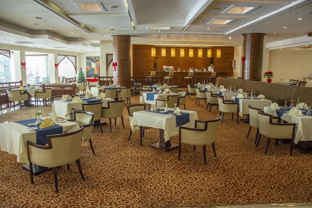 Helnan Dreamland Hotel 6th of October City Exteriör bild The restaurant at the hotel