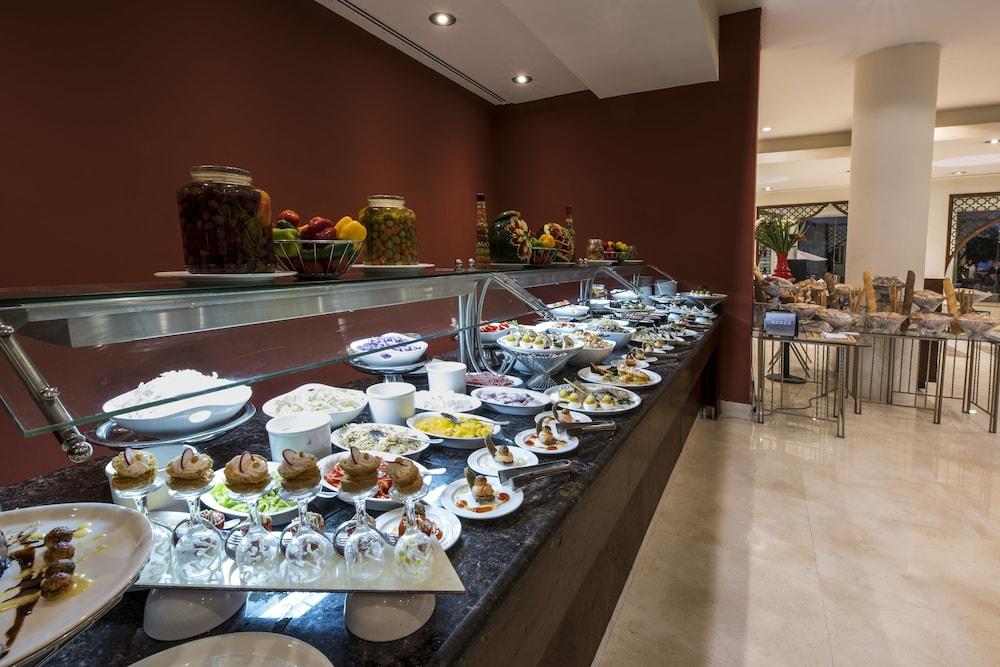 Helnan Dreamland Hotel 6th of October City Exteriör bild A buffet at a hotel