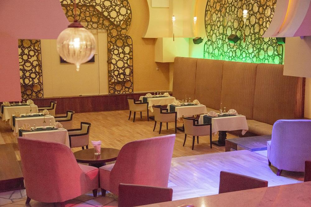 Helnan Dreamland Hotel 6th of October City Exteriör bild The interior of the restaurant