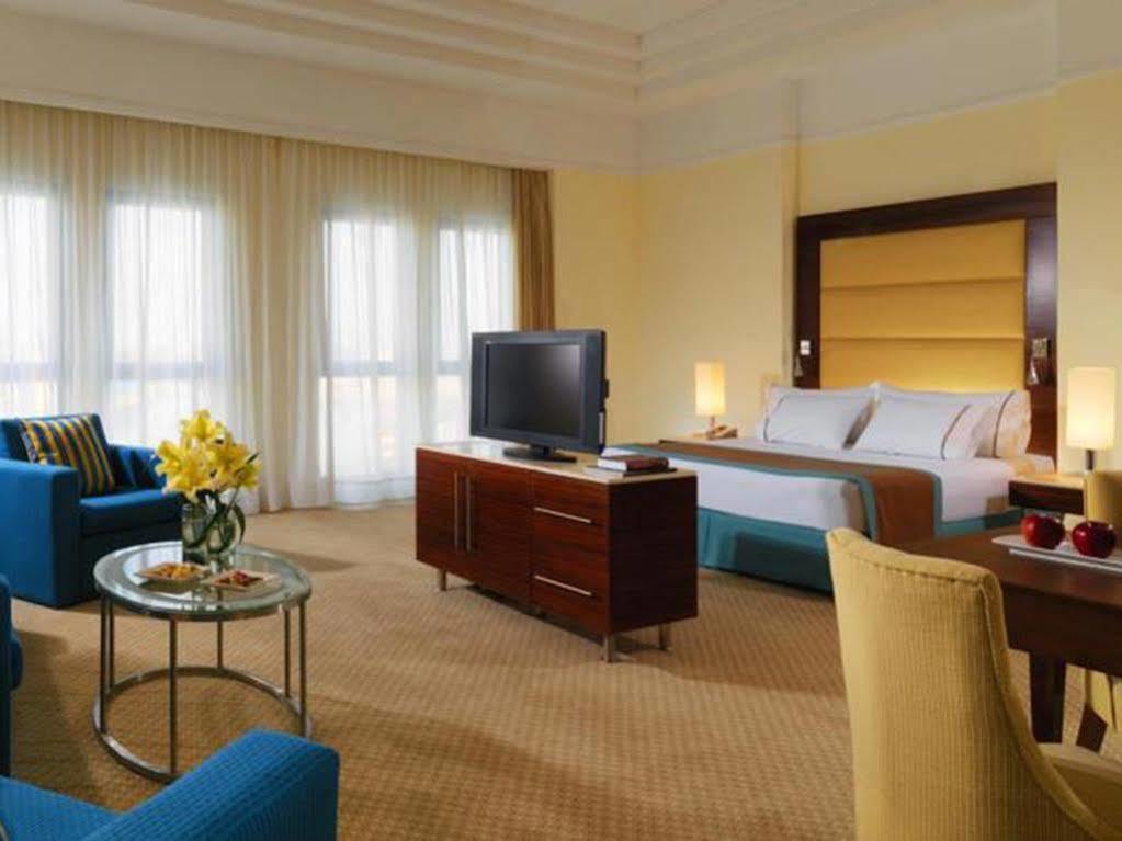 Helnan Dreamland Hotel 6th of October City Exteriör bild A room at the Sheraton Jumeirah Hotel