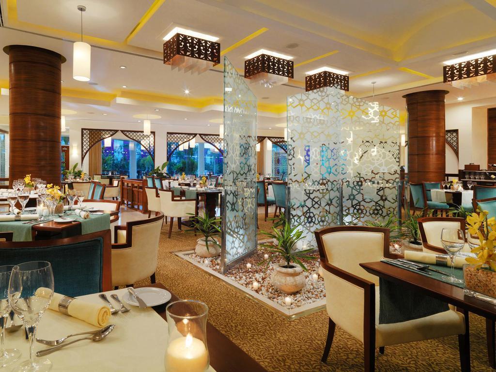 Helnan Dreamland Hotel 6th of October City Exteriör bild The restaurant at the hotel